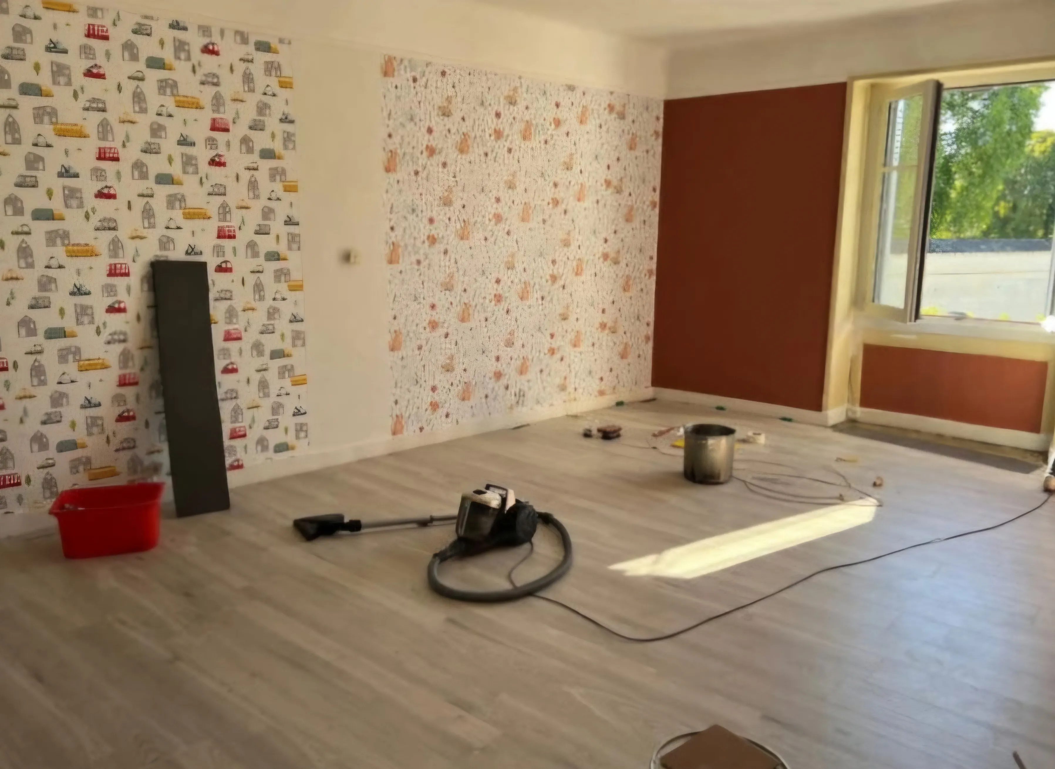 La même chambre en cours de rénovation : sol stratifié posé et premier mur repeint