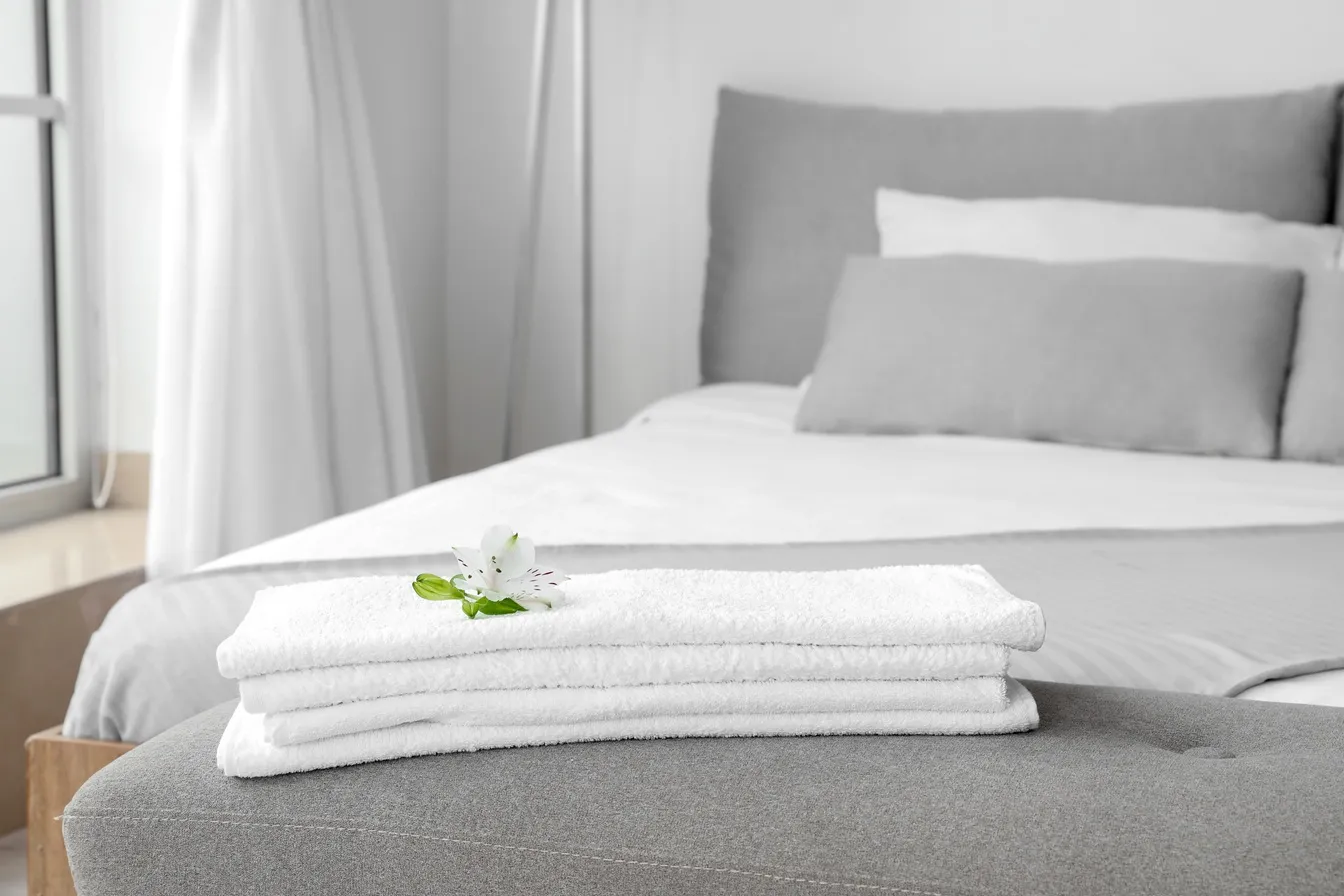 Linge de maison préparé dans une chambre avant l’arrivée des locataires