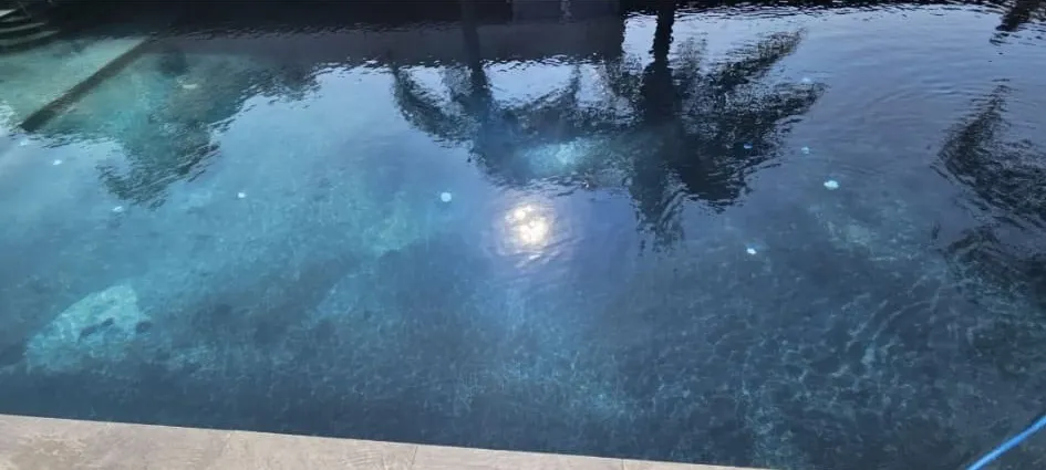 La même piscine après intervention : eau bleue et transparente, fond et marches du bassin nettement visibles