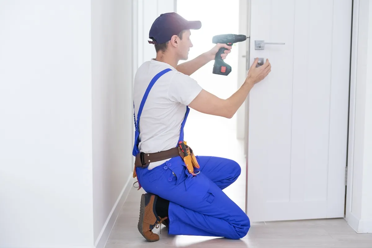 Pose d’une gâche de porte à la visseuse